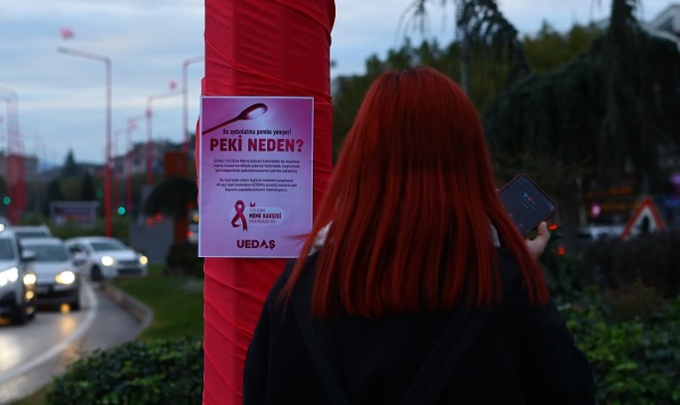 HER EKİM, ERKEN TEŞHİS İÇİN SOKAK LAMBALARI PEMBE YANIYOR