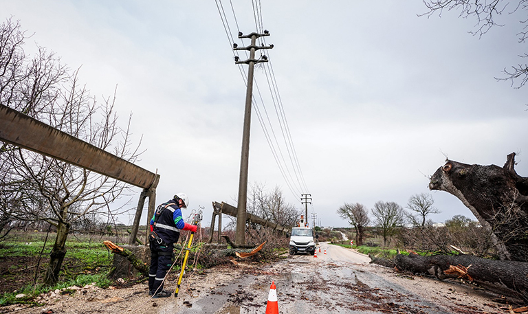 UEDAŞ OLUMSUZ HAVA KOŞULLARINA KARŞI TEYAKKUZDA